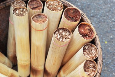 yapışkan pirinç bambu içinde kavrulmuş