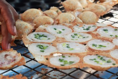 Hindistan cevizi sütü karıştırın şeker ve un. -nazik bir Tay sweetmeat