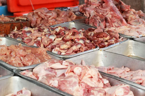 Свежее куриное мясо на рынках — стоковое фото
