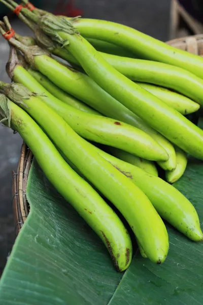 Piyasada yeşil uzun patlıcan. — Stok fotoğraf