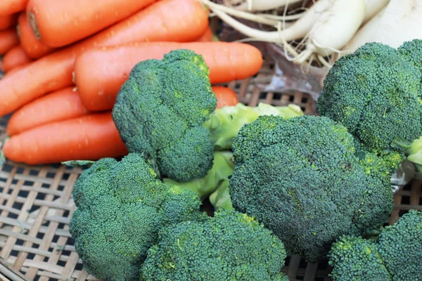 Grøn broccoli med gulerod på markedet - Stock-foto