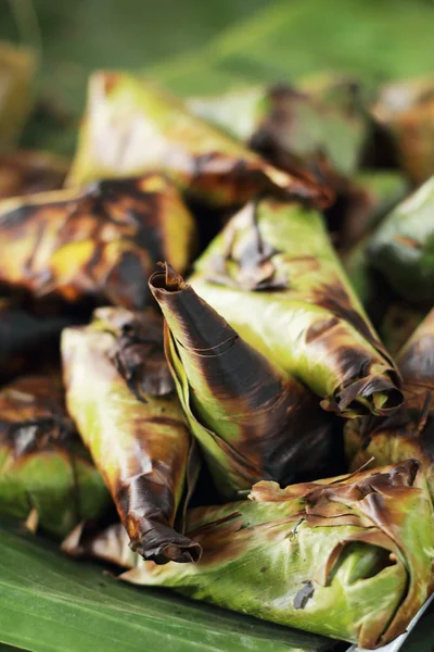 Arroz pegajoso envuelto en parrilla de hojas de plátano — Foto de Stock