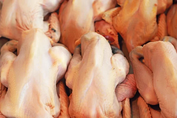Taze tavuk eti pazarlarda — Stok fotoğraf