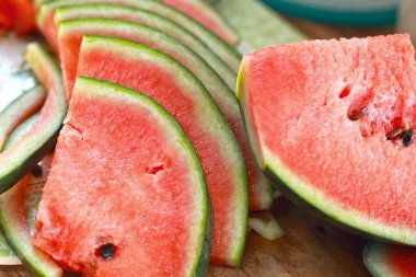 Tabakta karpuz dilimleri.