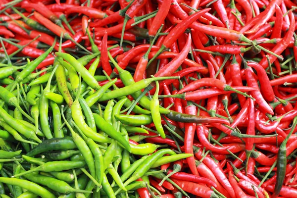 Pimenta verde e pimenta vermelha no mercado . — Fotografia de Stock