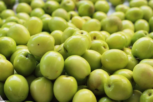 Zielone jabłka na rynku — Zdjęcie stockowe