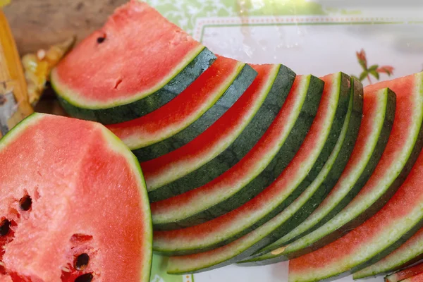 Vattenmelonskivor på en platta. — Stockfoto