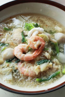 Sukiyaki Kupası - sos ile.