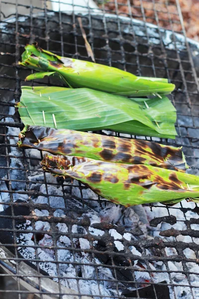 Ragacsos rizs burkolózva banán levelei grill — Stock Fotó