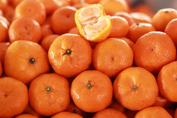 Piyasada turuncu meyveler — Stok fotoğraf