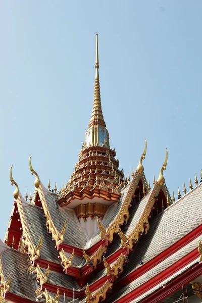 Misura scultura - Tempio della Thailandia con cielo — Foto Stock