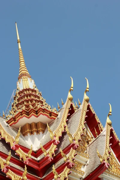 Escultura de medición - Tailandia Templo con el cielo —  Fotos de Stock