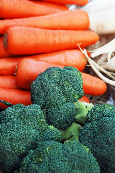 Green broccoli with carrot in the market — Stock Photo, Image