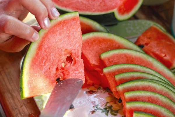 Fatias de melancia em uma chapa. — Fotografia de Stock
