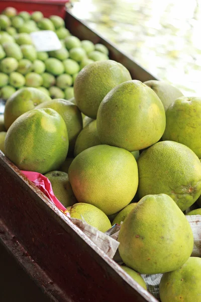 Grapefruit, mango for sale at Damnoen Saduak Floating Market - T — Stock Photo, Image