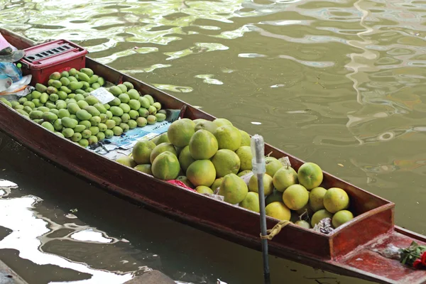 Pomelo, mango en venta en Damnoen Saduak Floating Market - T — Foto de Stock