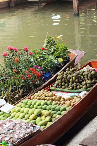Mango's en andere vruchten te koop bij damnoen saduak floating mar — Stockfoto