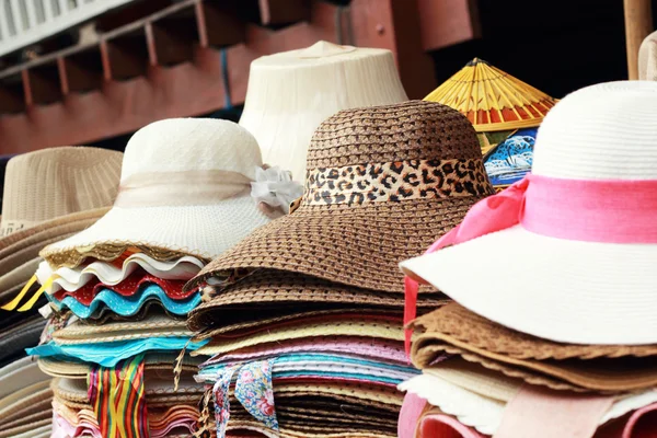 Čepice pro prodej v damnoen saduak plovoucí trh - Thajsko. — Stock fotografie