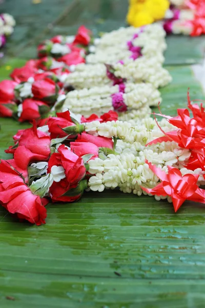 Red rose flowers - garland in the market — Stock Photo, Image