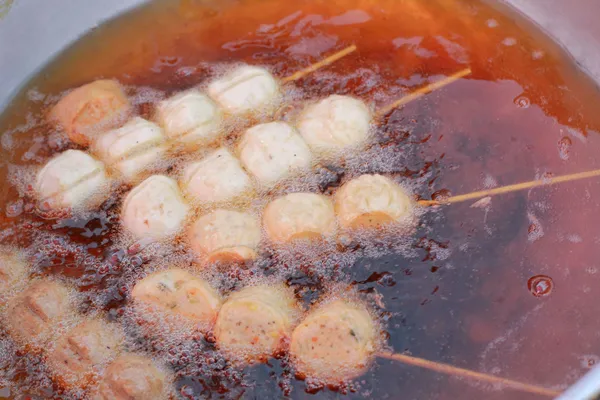 Gehaktballen frituren in een pan — Stockfoto