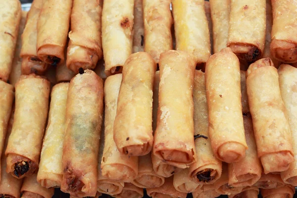 Gebratene Frühlingsrollen auf dem Markt — Stockfoto