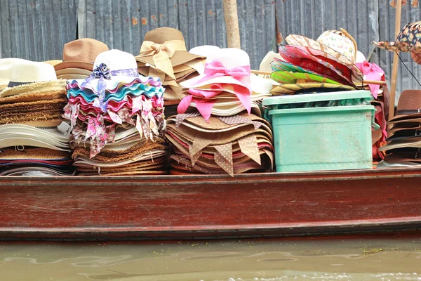 Hoeden te koop bij damnoen saduak drijvende markt - thailand. — Stockfoto