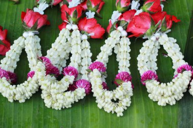 kırmızı gül çiçekler - çelenk içinde belgili tanımlık çarşı