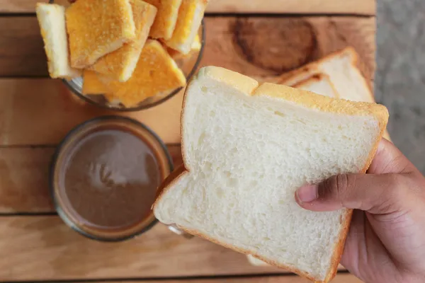 吐司面包抹了黄油和糖-上面洒热咖啡 — 图库照片