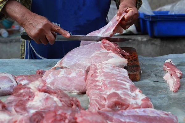 Carne di maiale cruda sul mercato — Foto Stock