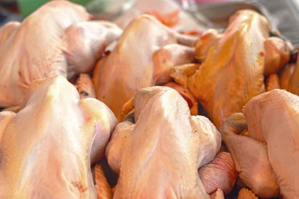 Carne di pollo fresca nei mercati — Foto Stock