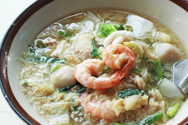 Sukiyaki in een kop - met saus. — Stockfoto