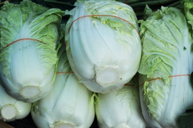 Pazarda taze lahana.