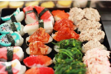 Japon suşi - suşi yumurta, karides, Yengeç sopa, deniz yosunu.