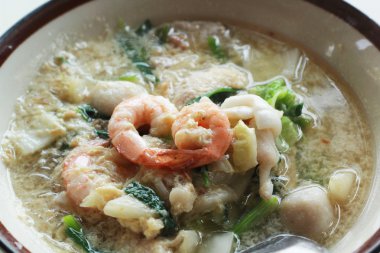 Sukiyaki Kupası - sos ile.