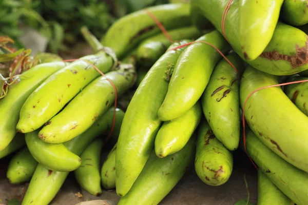 Groene lange aubergines in de markt. — Stockfoto