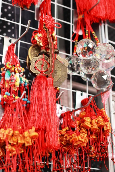 Monedas chinas con borla roja colgando . —  Fotos de Stock