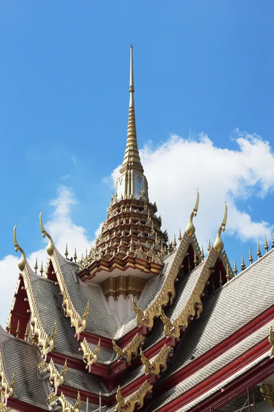 Medição de escultura - Templo da Tailândia com céu — Fotografia de Stock