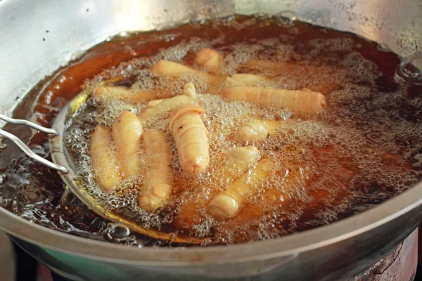 Банан во фритюре традиционный балийский на сковороде — стоковое фото