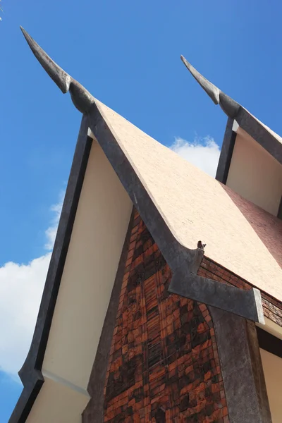 Skulptur vermessen - thailändischer Tempel mit Himmel — Stockfoto