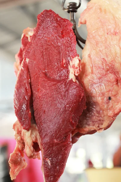 Carne de bovino em bruto no mercado — Fotografia de Stock