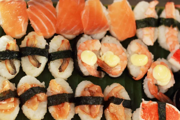 Sushi japonês - ovo de sushi, camarão, pau de caranguejo, alga marinha . — Fotografia de Stock