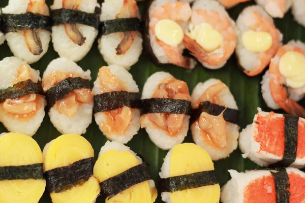 Sushi japonês - ovo de sushi, camarão, pau de caranguejo, alga marinha . — Fotografia de Stock