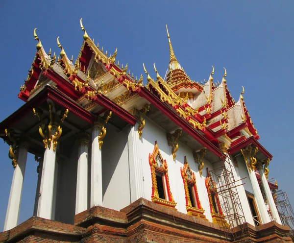 Pengukuran pahatan Kuil Thailand dengan alam . — Stok Foto
