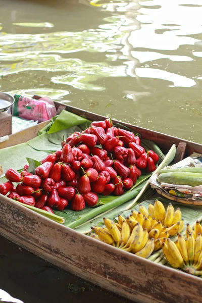 Maçã rosa e frutas mistas à venda no Damnoen Saduak Floating M — Fotografia de Stock