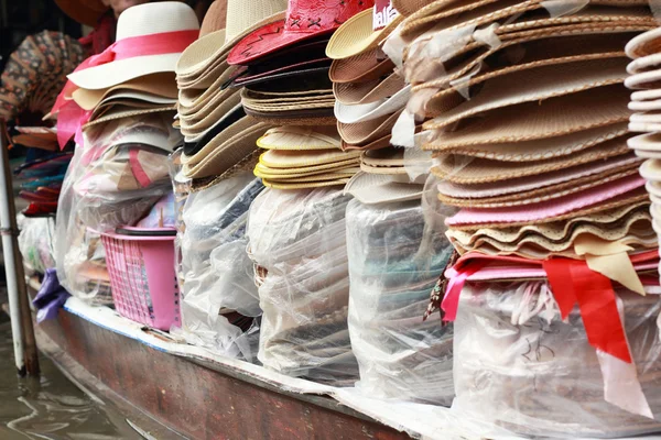 Hoeden te koop bij damnoen saduak drijvende markt - thailand. — Stockfoto