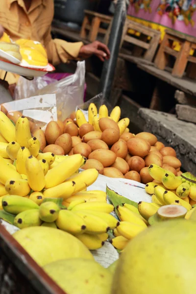 Banana and mixed fruit para la venta en Damnoen Saduak Floating Marke — Foto de Stock