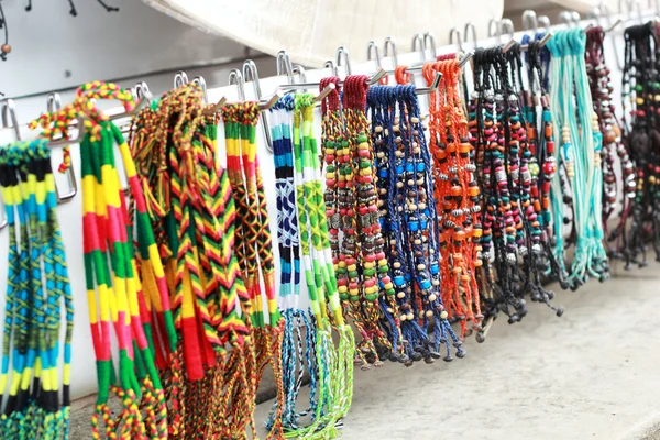 在市场的泰国手工钩针编织手链 — 图库照片