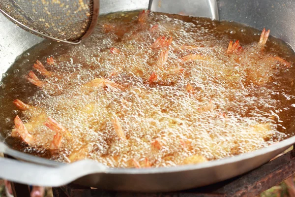 Japanische Küche - in der Pfanne gebratene Tempura-Garnelen. — Stockfoto