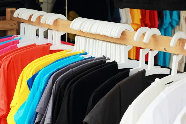 Winkel shirts kleurrijke stof opknoping op een rek. — Stockfoto