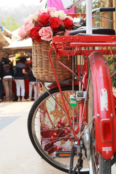 ビンテージ自転車のバラの人工花の美しい — ストック写真